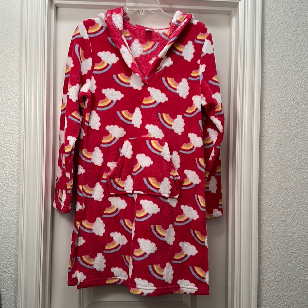 Medium pink pullover “robe” with a‎ kangaroo pocket.